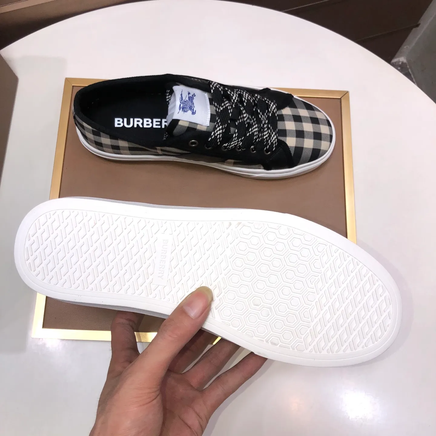 Men's shoes💰460💰【Burberry】Classic low-top sneakers｜Imported cowhide with classic plaid fabric｜Sheepskin lining｜Original outsole｜Fine workmanship and comfortable to wear Size: 38-44 (customized at 45)